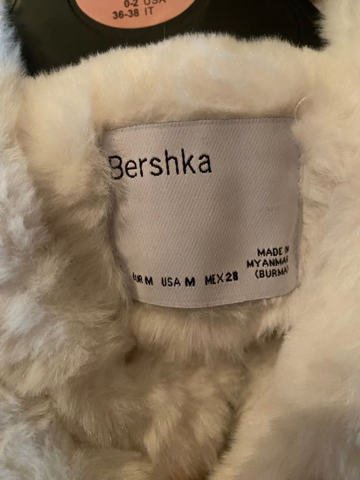 Casaco pelo branco BERSHKA