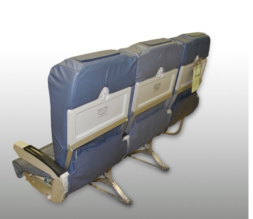 Cadeira tripla de classe económica de um avião da TAP Air Portugal