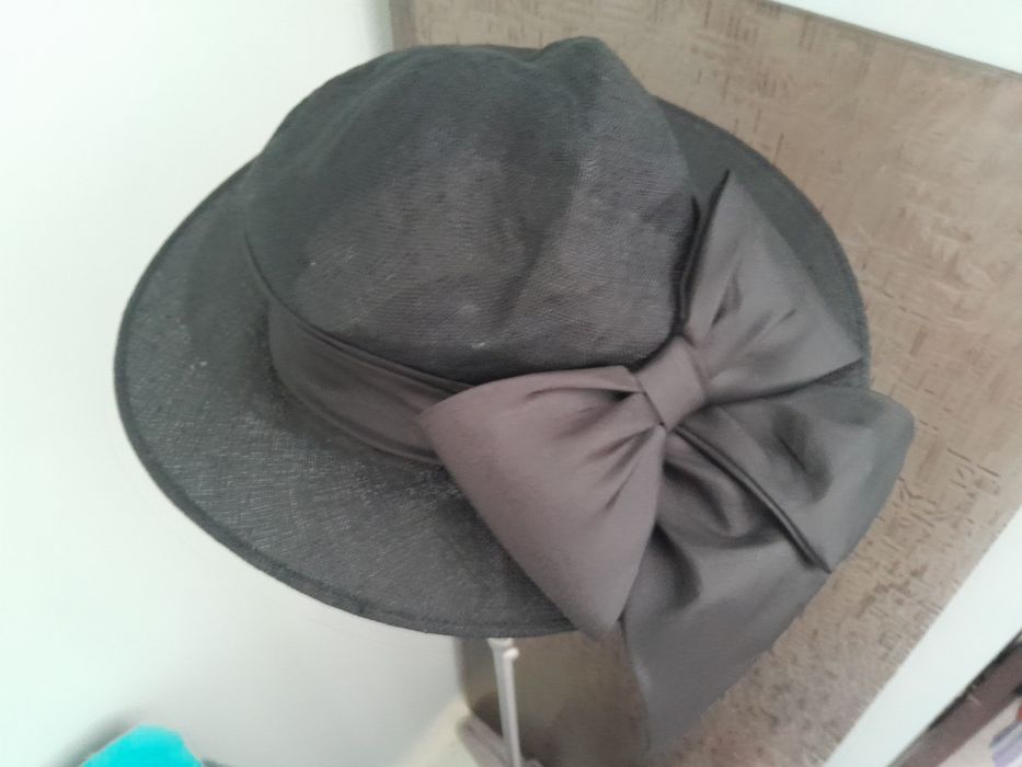 kapelusz,fascynator z duża kokarda, impreza bankiet,stroik,ascot