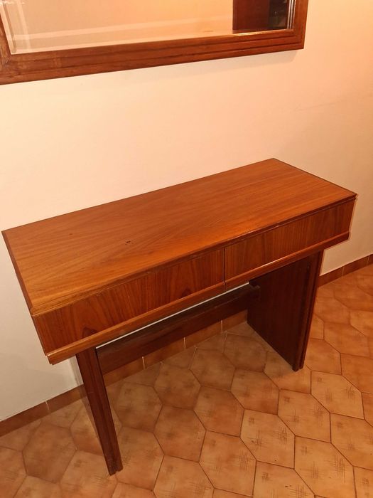 Conjunto movel de madeira e espelho