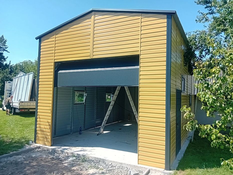 Hala blaszana 5x8 m - Dach dwuspadowy, Brama segmentowa, Piaskowy