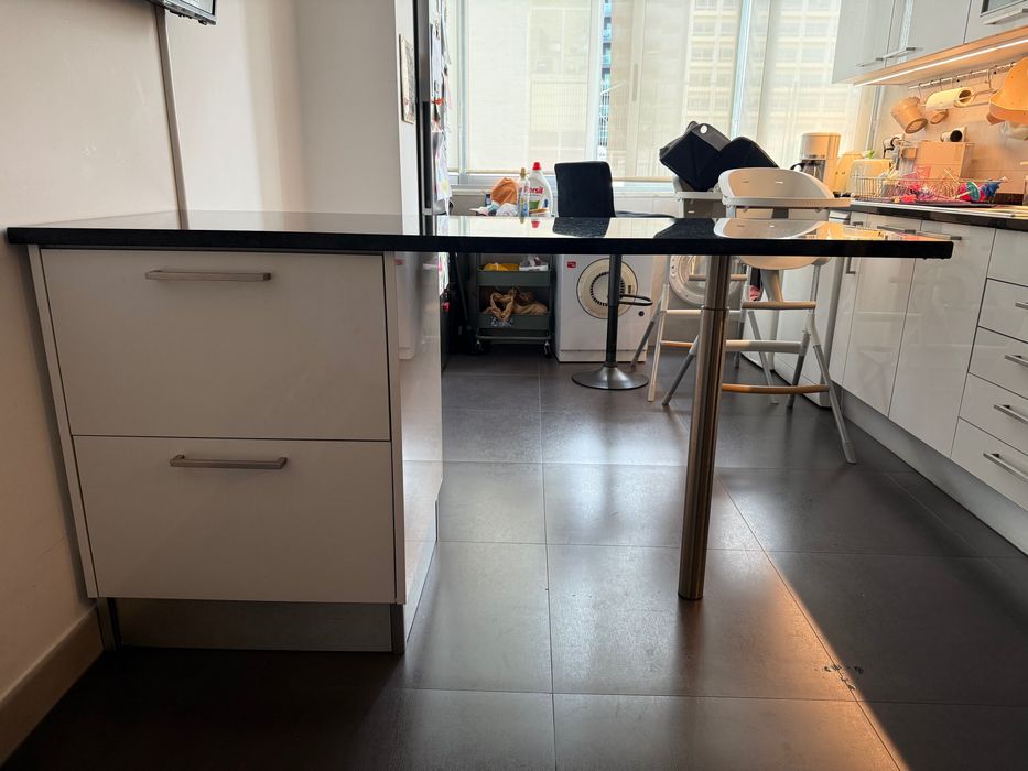 Conjunto Ilha / Península em Mármore preto e dois bancos altos