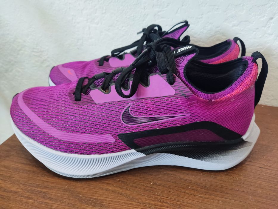 Бігові кросівки Nike Zoom Fly 4  розмір 37.5