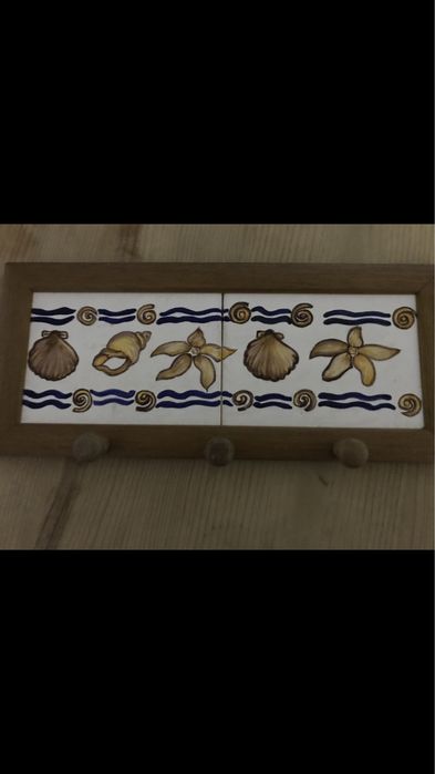 Cabide parede de madeira e azulejo