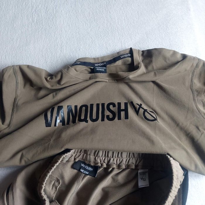 Комплект спортивной одежды от Vanquish Fitness, размер М