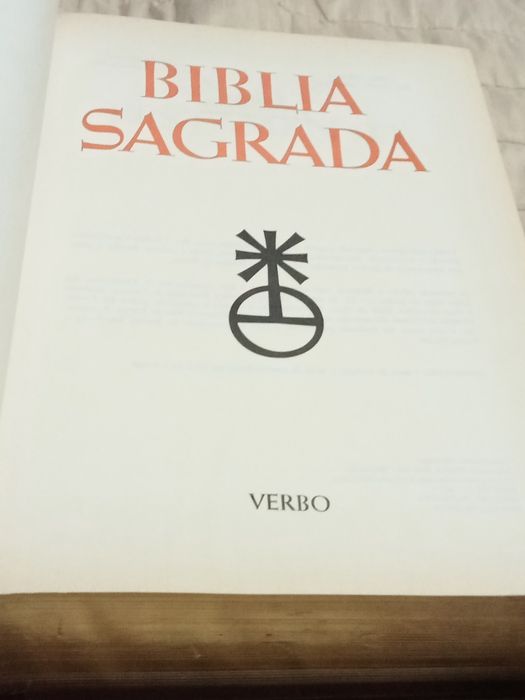 Vendo bíbilia sagrada grande30 por 20 folhas dourada excelente estado