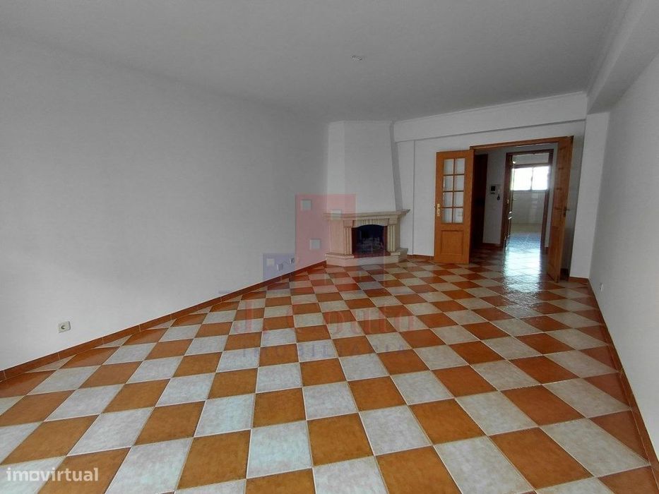 Apartamento T2 com espaço de garagem em Caldas da Rainha
