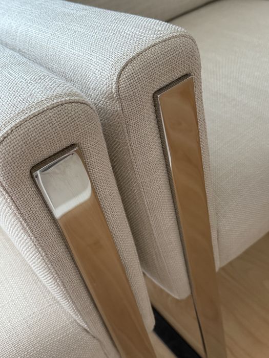 Cadeirões de sala com pés metálicos