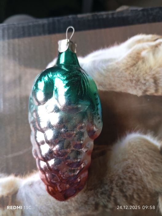 Новогодняя игрушка шишка