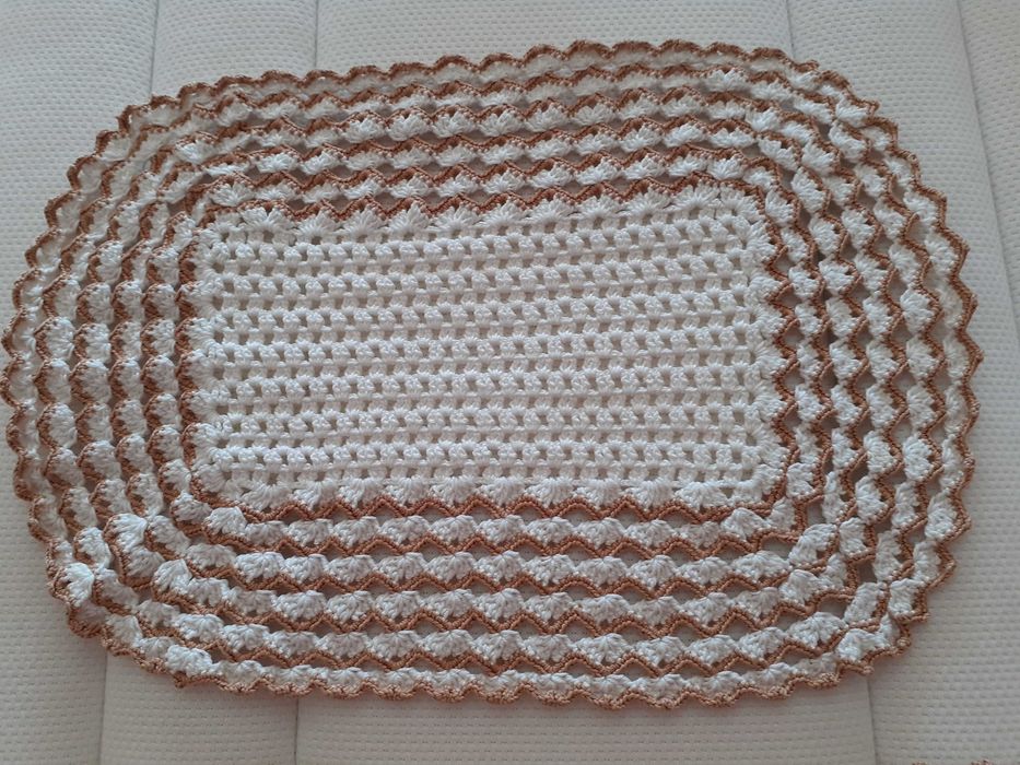 Naperons artesanais em creme e branco