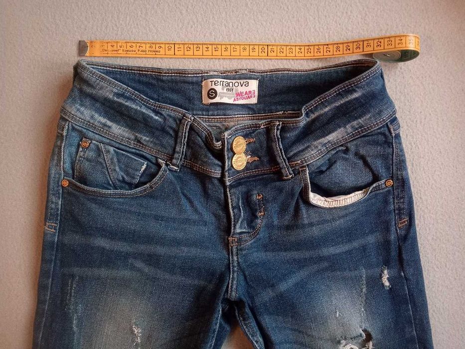 Jeansy slim, postarzane, z dziurami, vinted, Terranova, r. S