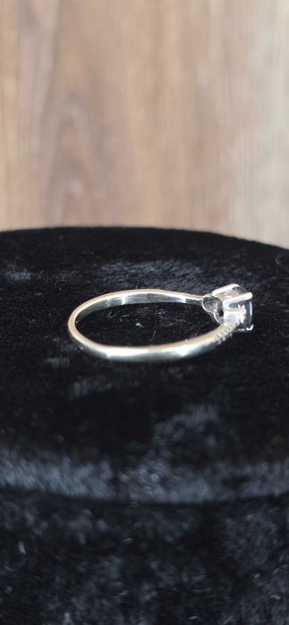 Wyrób Jubilerski Używany Pierścionek Białe Złoto Błękitny Kamień