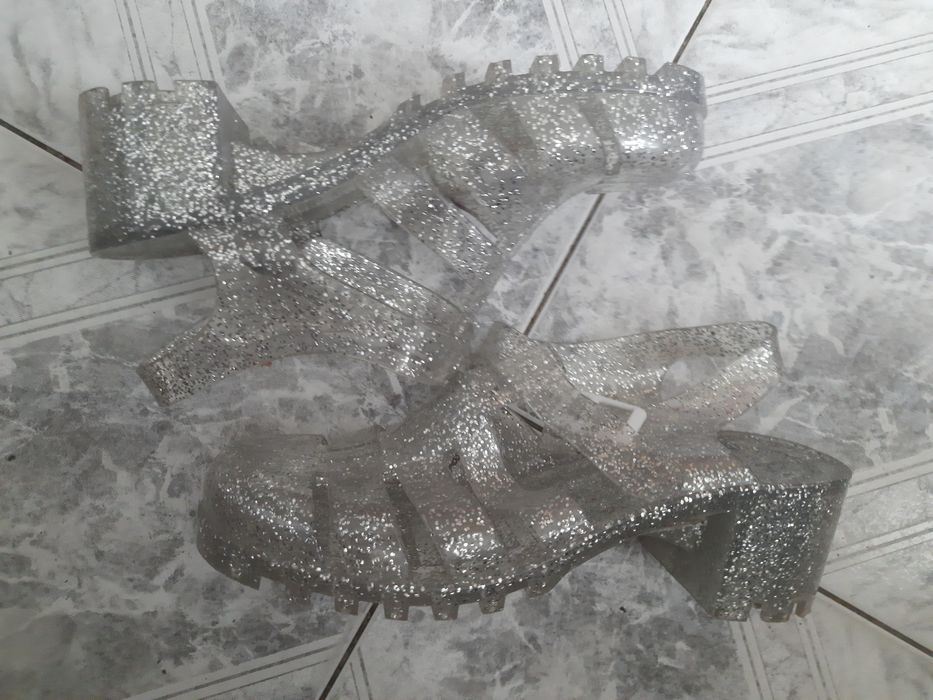 Lilley przezroczyste sandałki na obcasie ze srebrnym brokatem 39