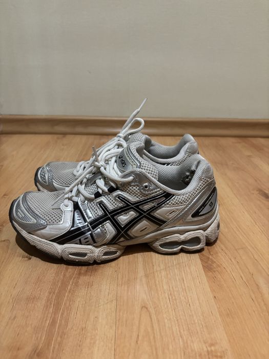 Кросівки asics.