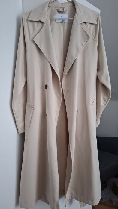 Beżowy płaszcz trencz
