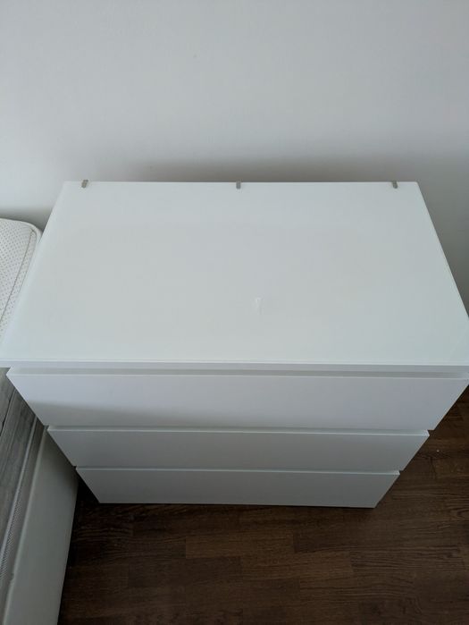 Cómoda Malm 3 gavetas com tampo de vidro