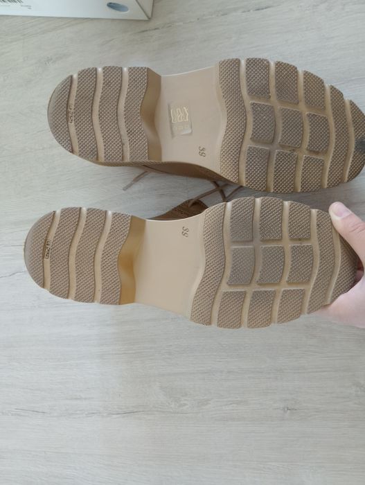 Продам женские закрытые туфли