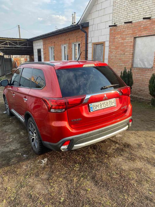 Mitsubashi outlander 2016 рік