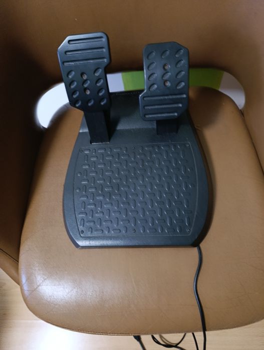 Volante Thrustmaster Ferrari + Pedais