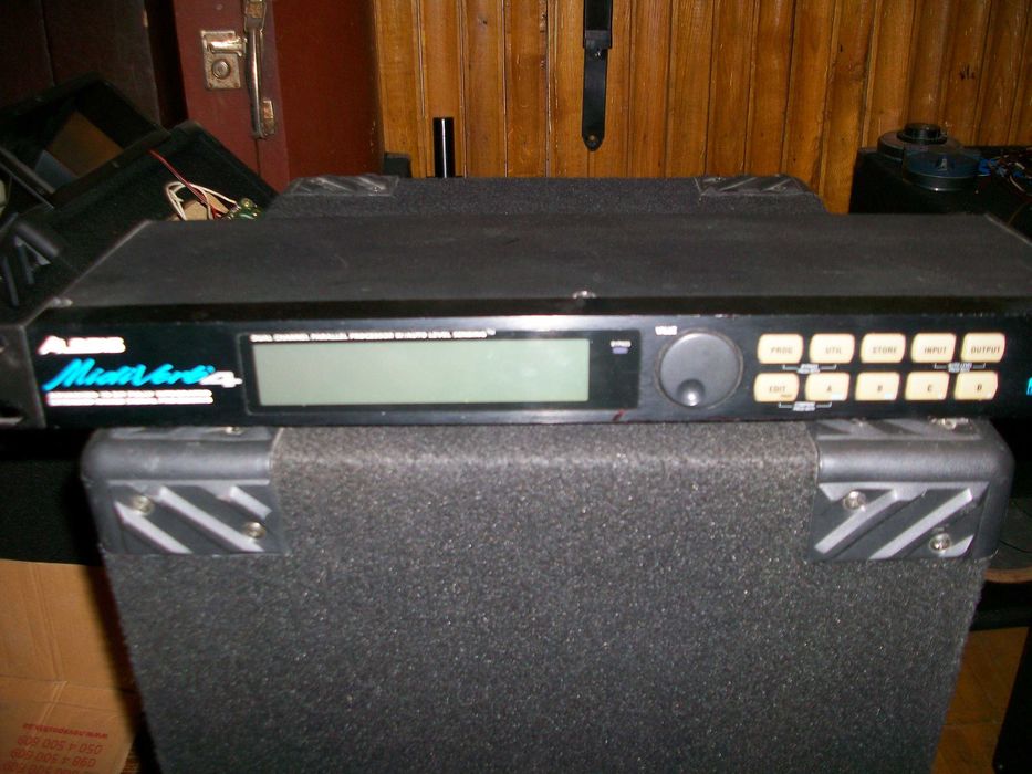 Роспродаж процессорів Alesis Midiverb 4.