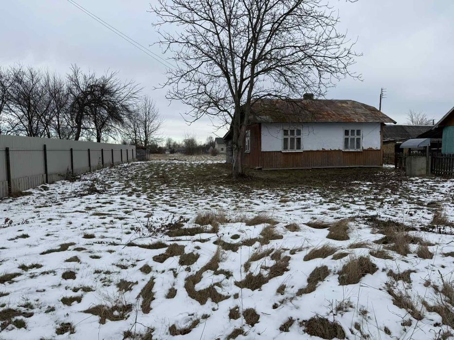 Будинок із земельною ділянкою. Старий будинок під реконструкцію.