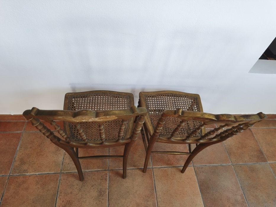 2 Cadeiras douradas com assento de palhinha