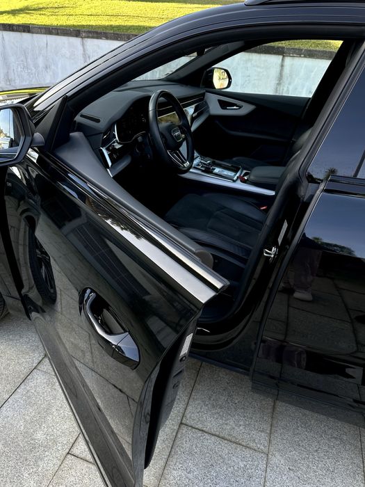 Audi Q8 S line Black