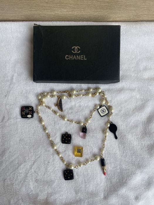 Naszyjnik Chanel Z Perełkami I Kultowymi Zawieszkami Kosmetycznymi