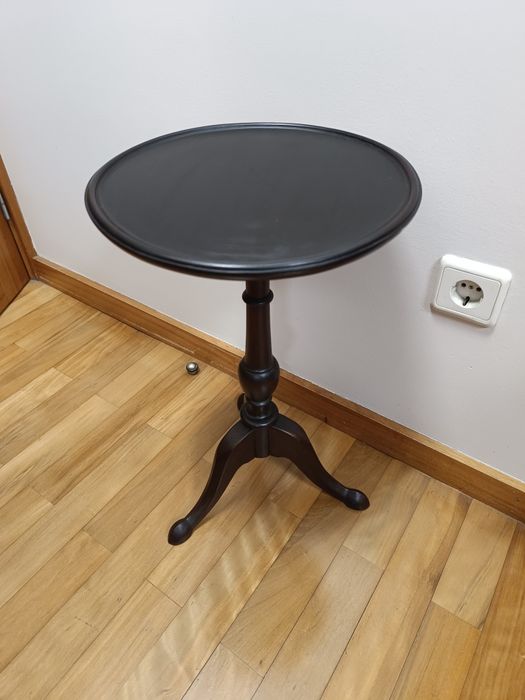 Pequena mesa antiga de apoio restaurada estilo séc XVll com pé de galo em madeira maciça de mogno