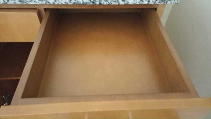 Armário de madeira maciça e puxadores modernos