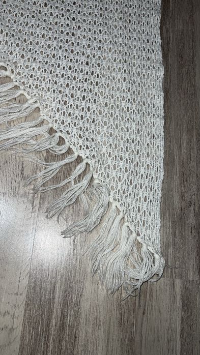 Biala chusta włóczkowa hand made z frędzlami