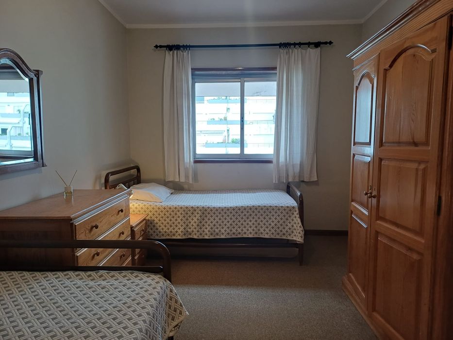 Alugo quarto em apartamento T2