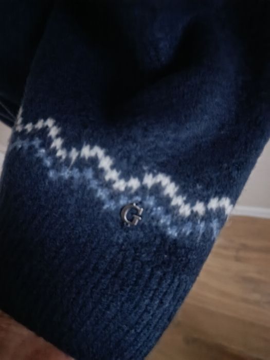 Sweter niebieski wzór scandi pólgolf premium  Guess 38 pudełkowy