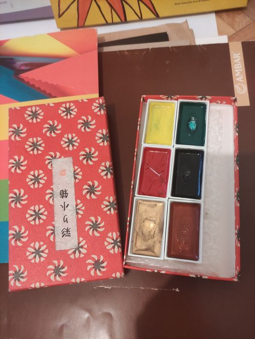 Kit artístico com vários materiais e cavalete ajustável