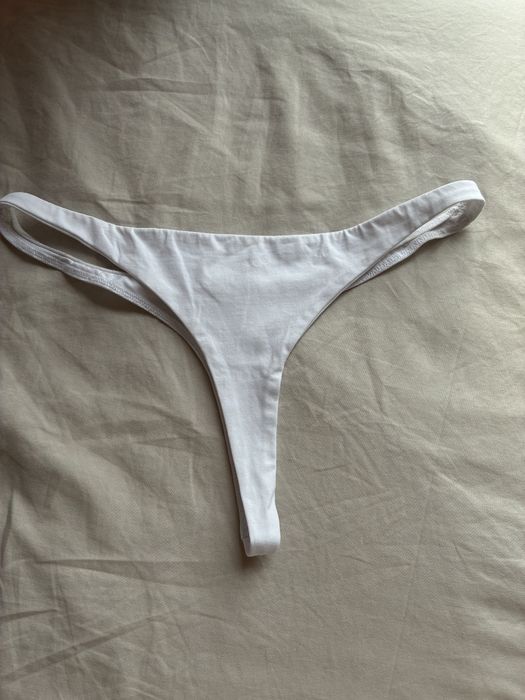 białe stringi Zara
