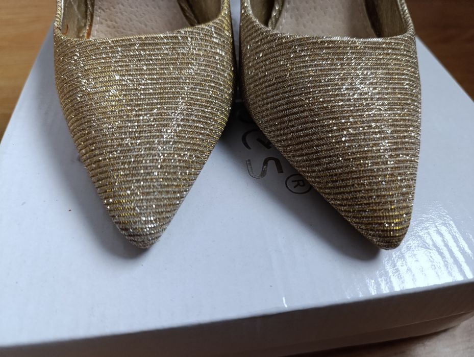 Złote szpilki rozmiar 36