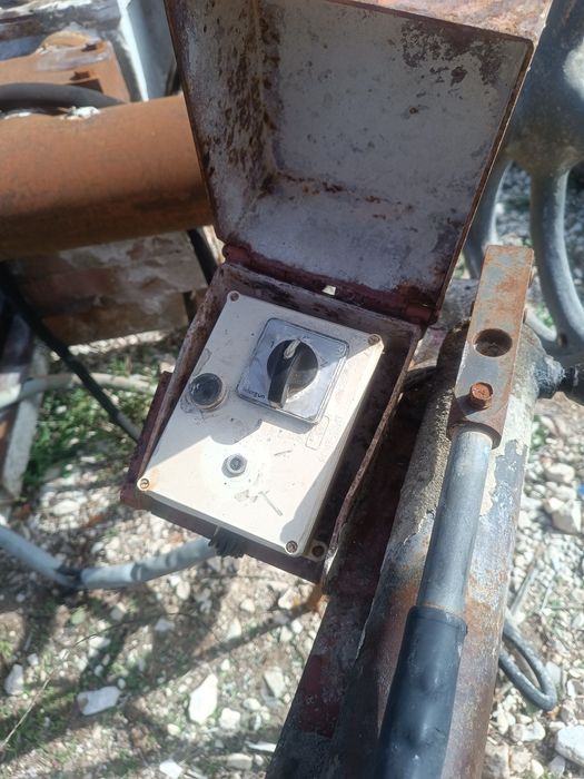 Máquina de serrar pedra , tem motor lombardini   a gasóleo.