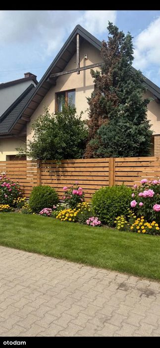 Przestronny dom z ogrodem i garażem na sprzedaż