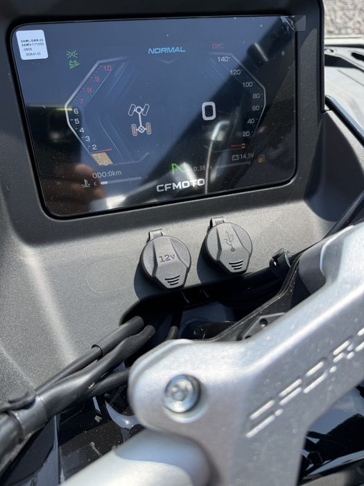 Salon ”Quadowy Life ” : CfMoto 1000  Black