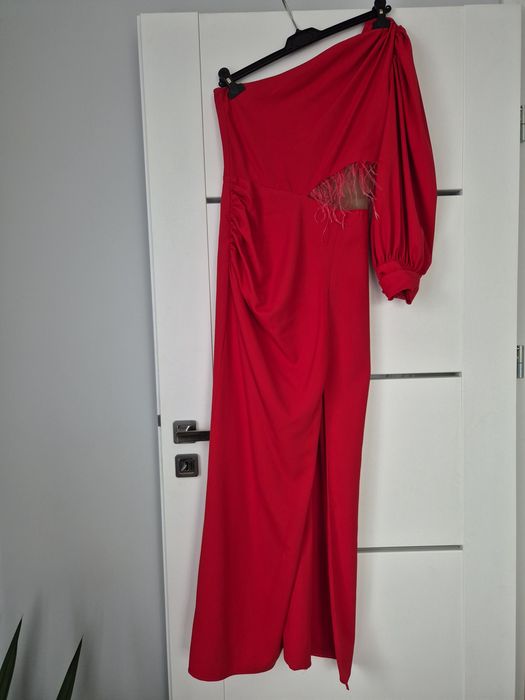 Elegancka sukienka na jedno ramie