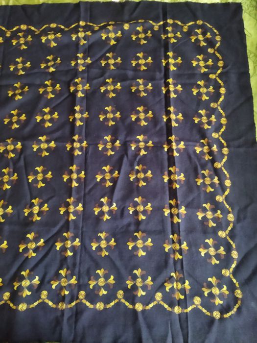 Lenço antigo em lã pura amarelo barra preto .