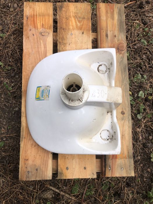 Umywalka mała 30cm na 28cm.