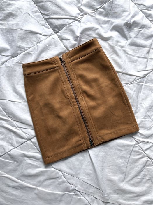 Zamszowa spódnica z suwakiem camel brązowa