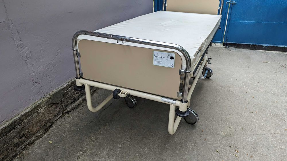Медичне ліжко на колесах з гідравлічним приводом