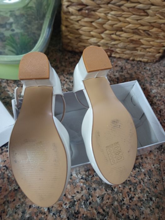 Sapatos de tacão para menina
