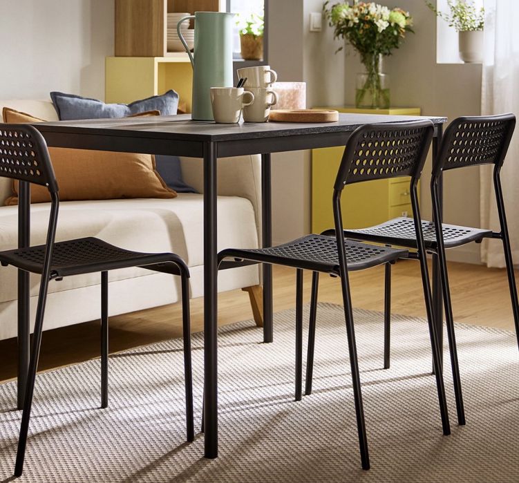 Vendo mesa com cadeiras e bancos