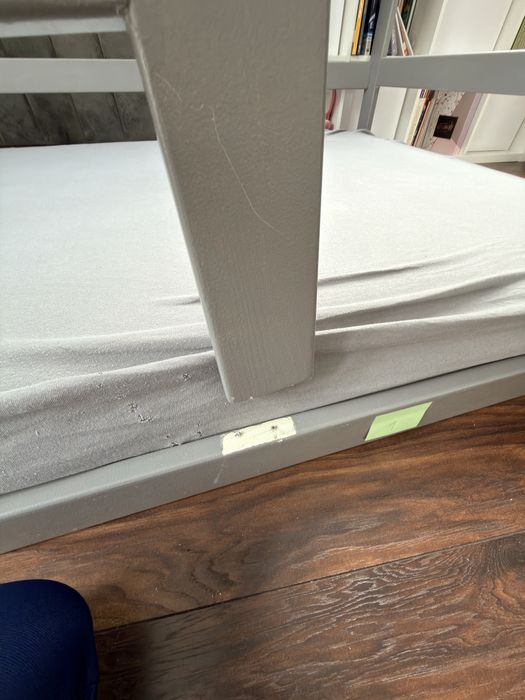 Łóżko domek dziecięce 130x180 – solidne, komplet z materacem