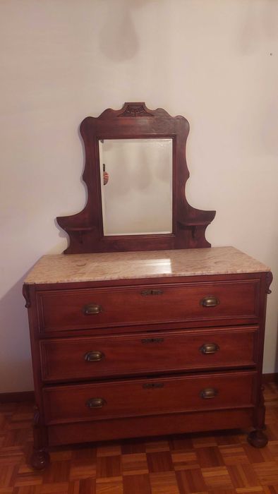 Cómoda antiga com espelho