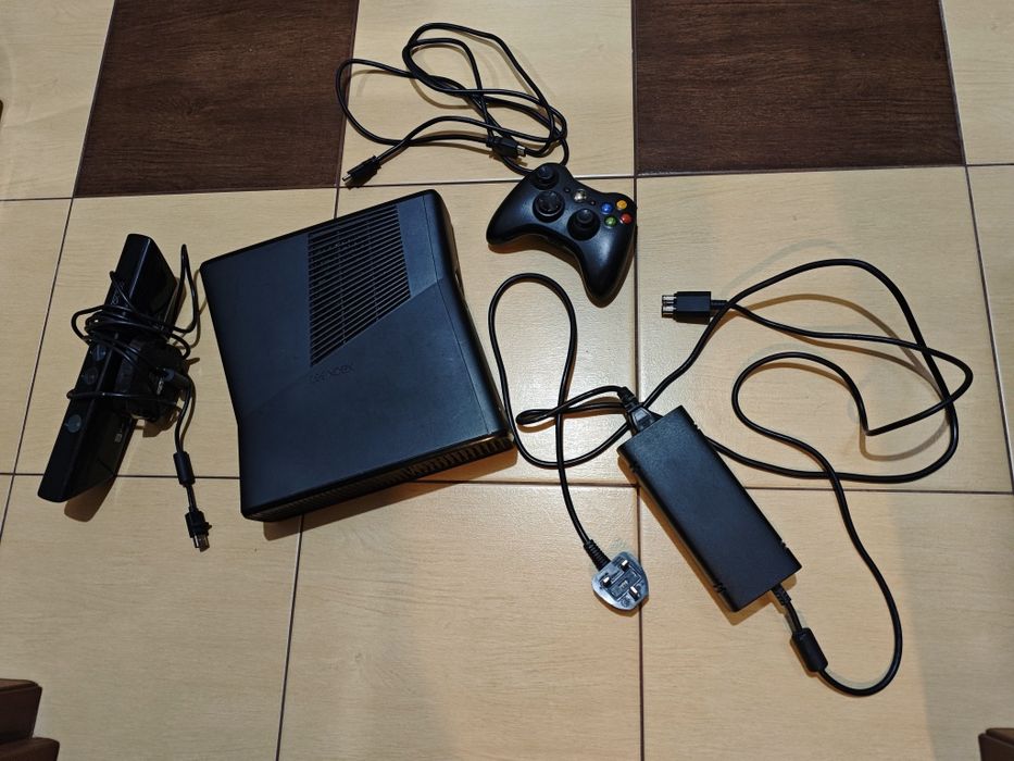 Xbox 360 + pad + Kinect