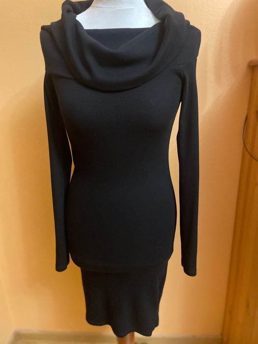 Czarna sukienka z szerokim golfem.